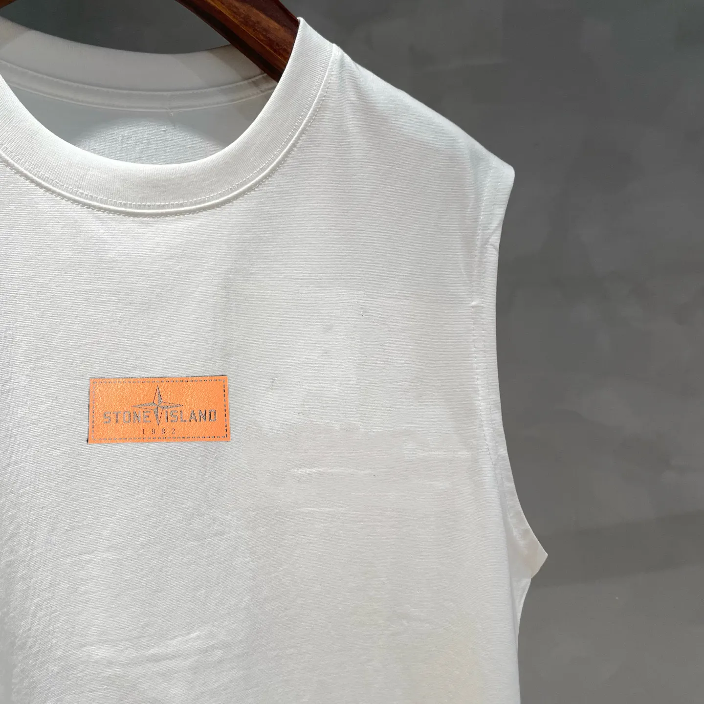 P150 Stone Island new summer sleeveless vest is now online👏! The iconic brand leather logo on the chest is simple and elegant😍! 220g pure cotton fabric, comfortable and breathable👍. It’s simply a must-have item for summer✨! Color: black, white Size: S～XL. Please report your height and weight when placing an order in the loose version